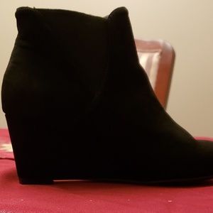 Sude black wedges